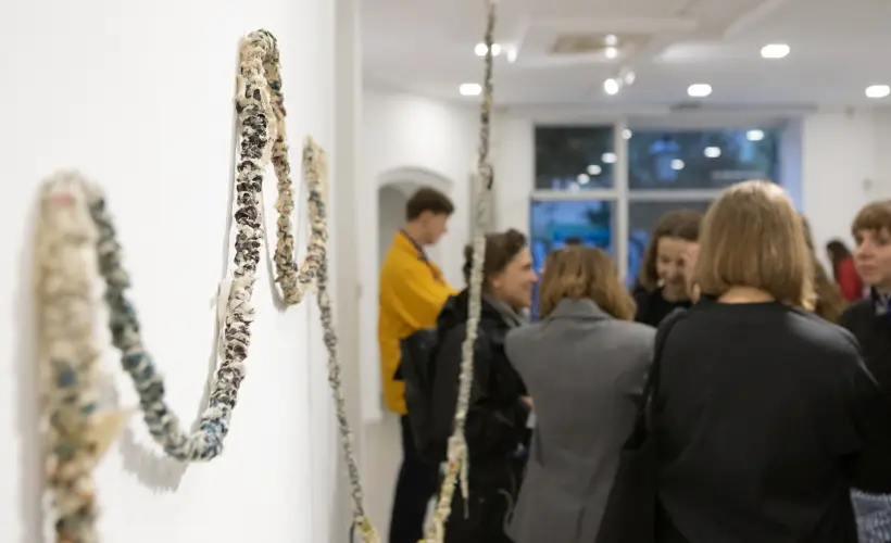 zdjęcie z wystawy Skład bławatny